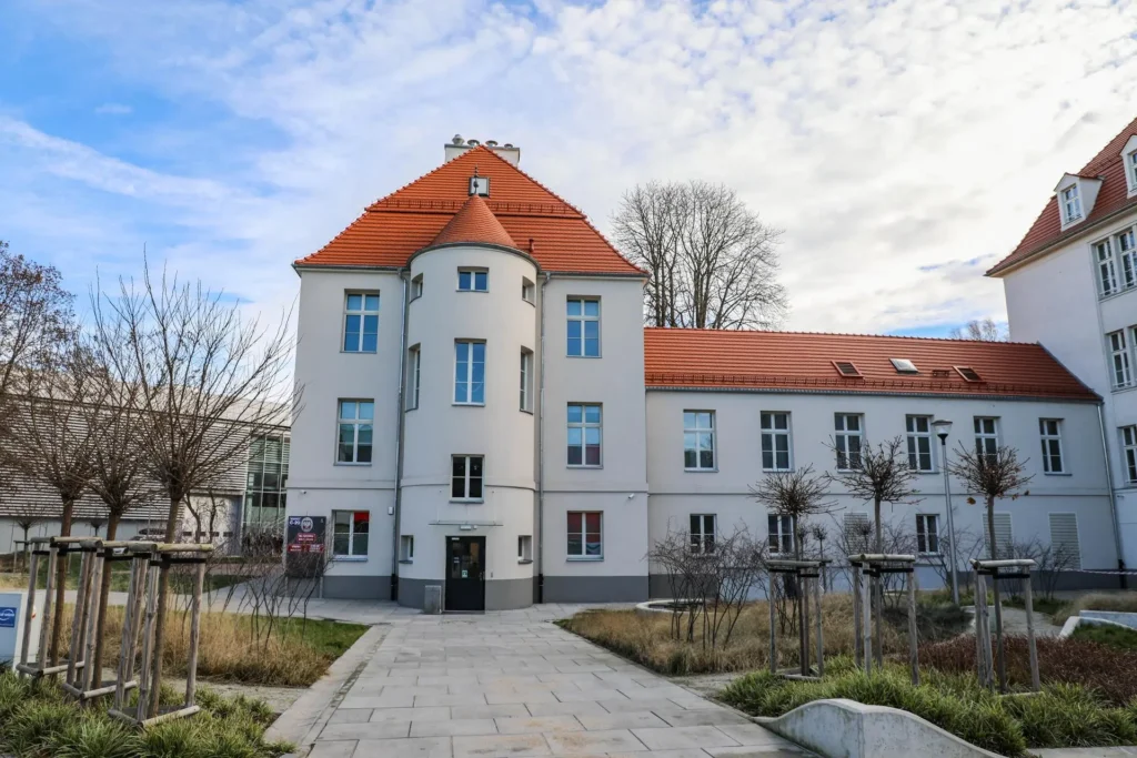 Wejście do budynku C-20, ul. Hoene-Wrońskiego 13c — Politechnika Wrocławska, Wydział Medyczny (W14)